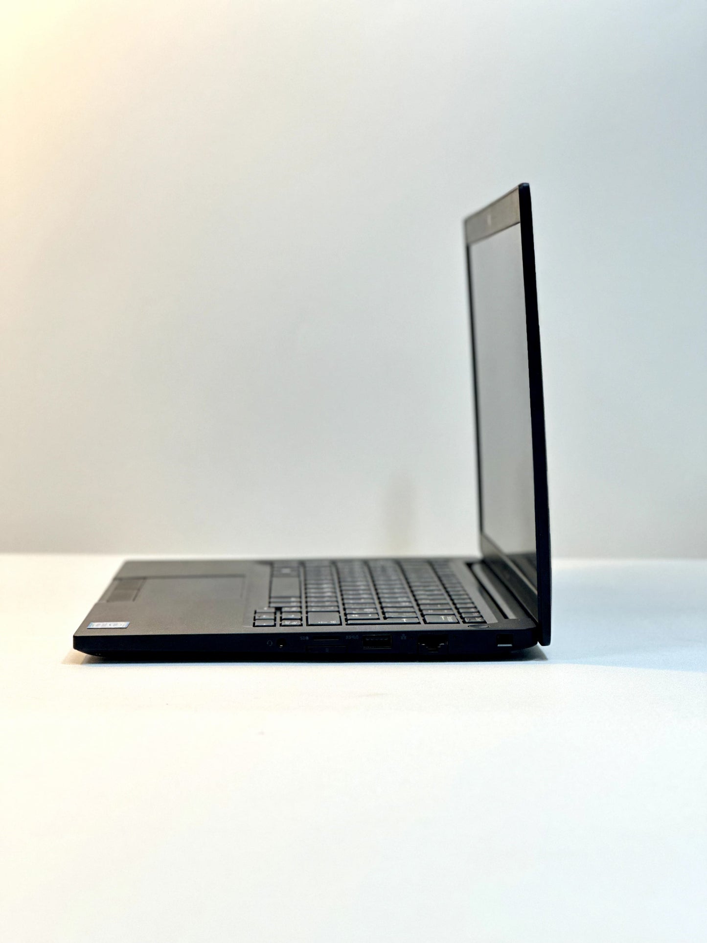 Pre-Owned Dell Latitude 7390 13.3" Touch 2-in-1 (Intel Core i7-8th Gen, 16GB RAM, 512GB NVMe SSD) – Grade A | 1-Year Warranty + Free Bag, Mouse & Pad | Qatar Fast Delivery